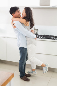 在厨房里一个男人拥抱女人的侧视图