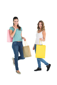 两个快乐的年轻女性朋友拎购物袋