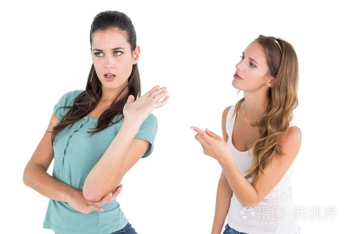 生气的年轻女性朋友而争吵