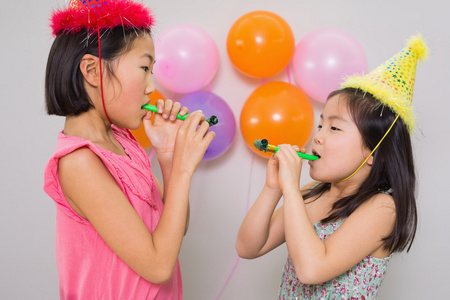 在一次生日聚会吹噪音的女孩