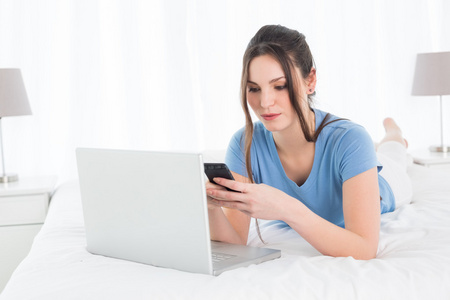 女人发短信会在床上使用笔记本电脑