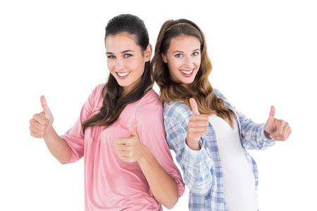 两个年轻的女性朋友，打手势拇指向上的肖像
