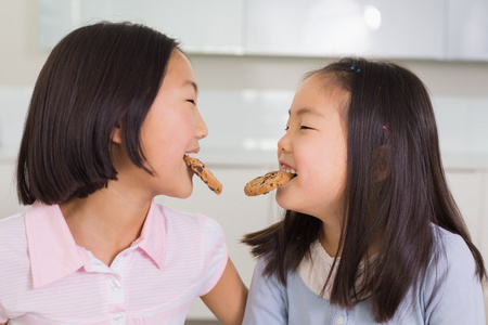 两个女孩喜欢在厨房里的饼干