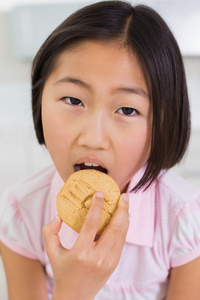 一个年轻女孩在吃饼干的特写肖像