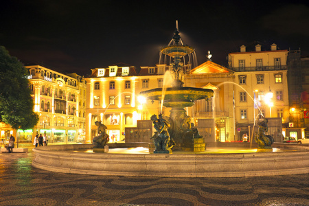 夜晚点燃喷泉在 rossio 广场，里斯本，葡萄牙