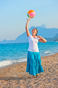 漂亮女孩在玩沙滩球