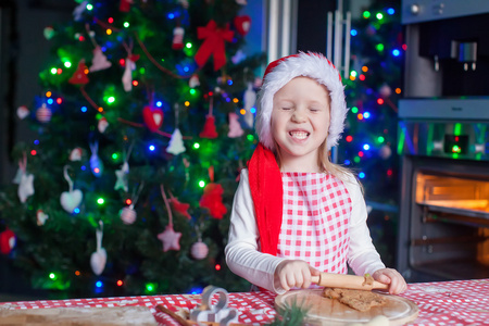 快乐的小女孩，在厨房里烤姜饼的肖像