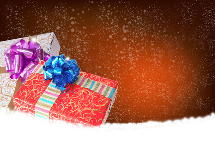 在新的一年在雪上的 holiday.christmas.gift 框中惊喜