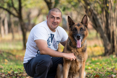 男人和他的狗德国牧羊犬图片