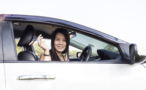 年轻女子在她的新车