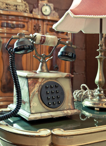在桌上的老式电话