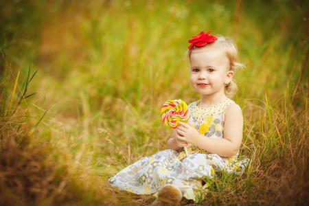 快乐的小女孩舔甜甜的糖自然夏季户外