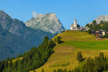山地景观和基督教教堂