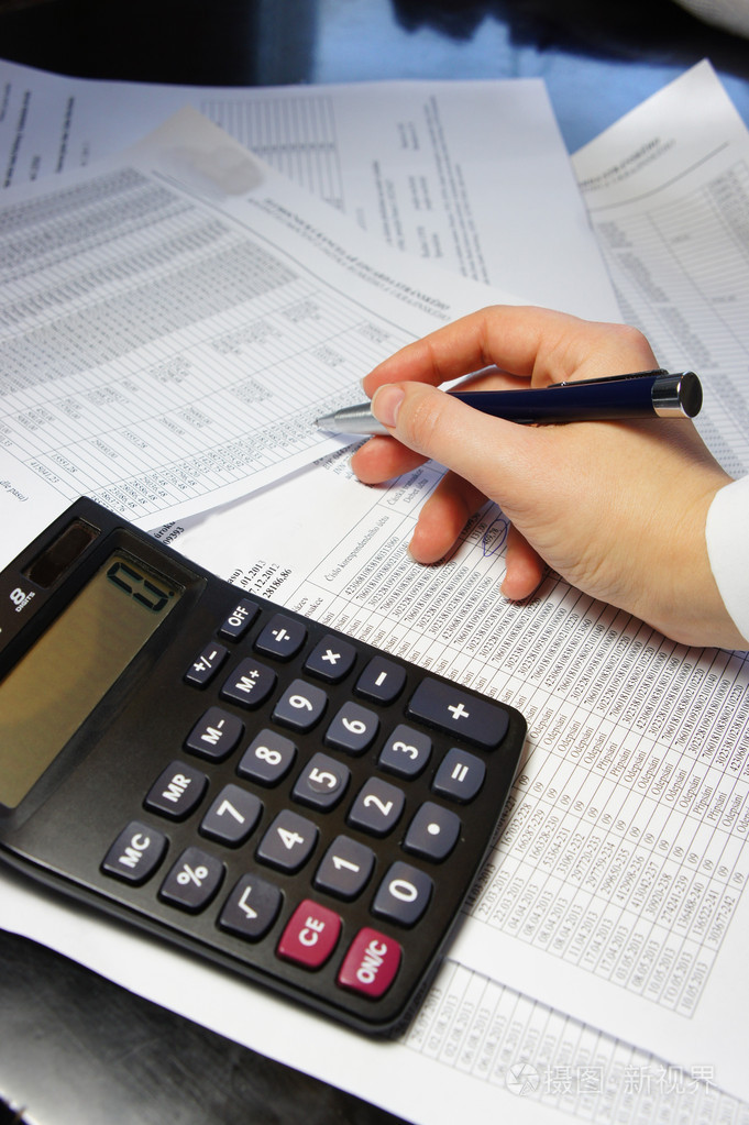 与计算器, 钢笔和会计凭证的办公台照片-正版商用图片1eaa09-摄图新