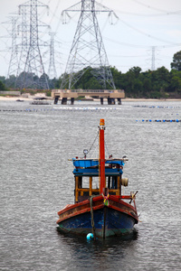 木质渔船和在工业领域的电塔