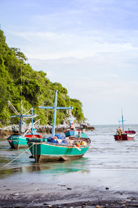 在海岸的小渔船