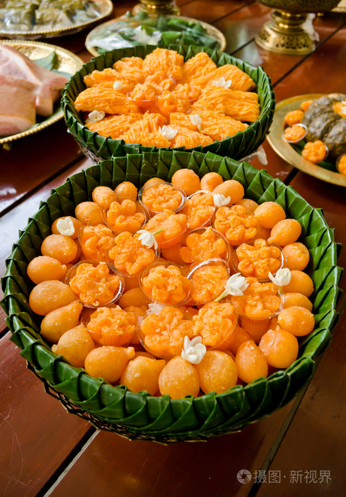 泰式甜点在香蕉叶碗里