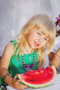 可爱的小女孩玩西瓜中夏公园户外