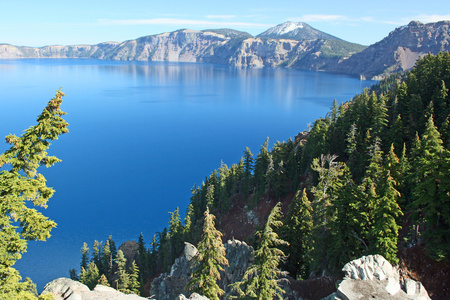 森林的上空火山口湖