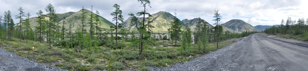 山山脊的全景