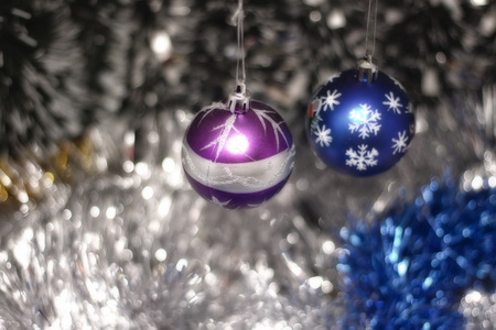 两棵圣诞树灯泡挂在新的一年的华而不实的背景上