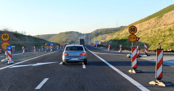 道路标志及标记在新装修的末尾图片