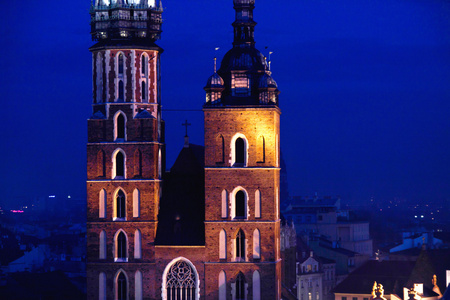 晚上在克拉科夫圣玛丽教堂图片