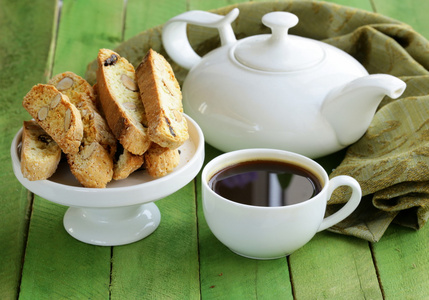 传统意大利饼干 cantucci 在一张小木桌上