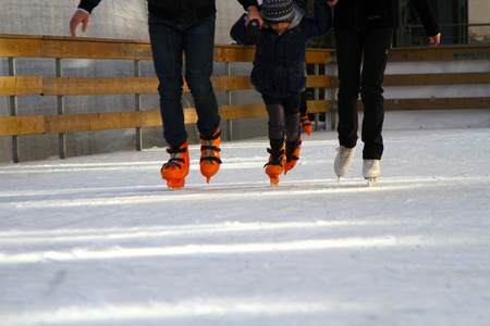 在溜冰场上冰刀的脚