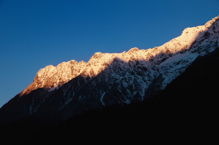 在黎明时的强大喜马拉雅山图片