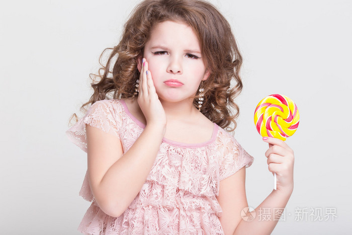 糖果棒棒糖,快乐的小女孩,吃糖吃棒棒糖,有趣的孩子的孩子吃甜食.