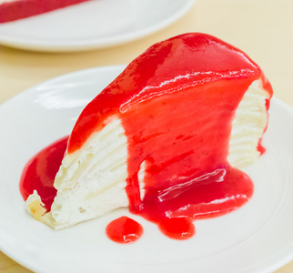 草莓绉蛋糕