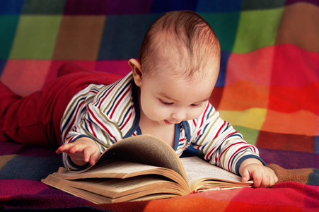 可爱的小宝宝看书