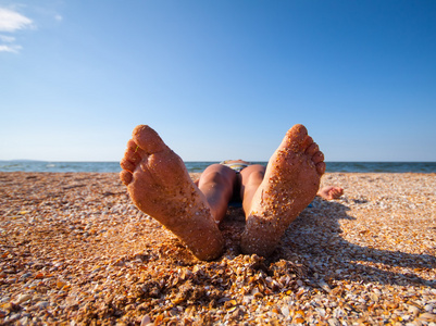 在沙滩上快乐的大脚照片