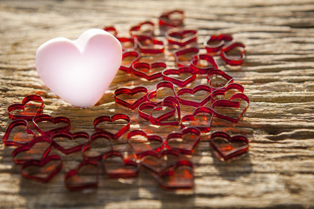 美丽的粉红色心带有可爱红色的心，对旧木文本图标