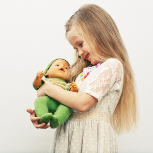 女孩玩最爱的娃娃