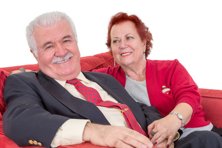 专门讨论年长夫妇坐在一张红色的沙发上