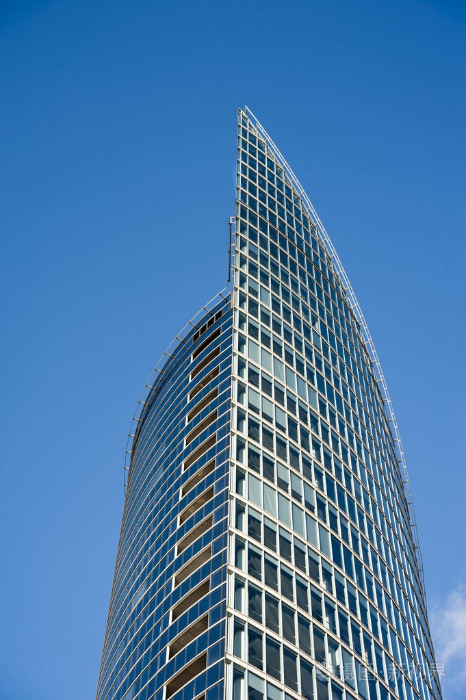 建筑在蓝色天空背景下的现代商业玻璃
