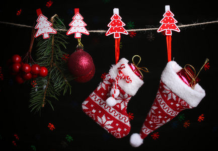 圣诞老人袜子 帽子和圣诞节配件在黑色的背景，灯上