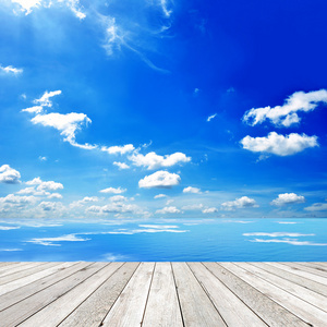 木甲板，蓝色的大海和天空背景