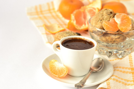 美味每天早上喝咖啡与饼干和橘子