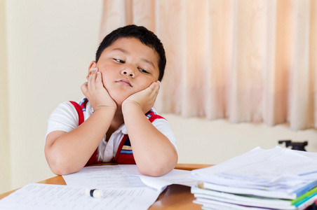 男孩认真站岗那个男孩工作作业认真仔细照片