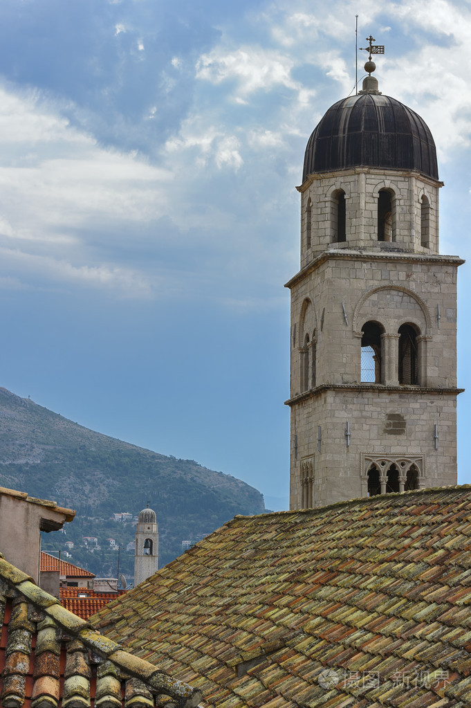 贝尔塔和橘红色屋顶上的山脉的背景和