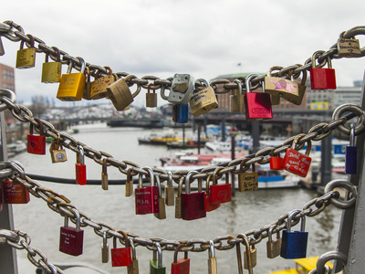 2013 年 2 月 19 日德国，汉堡。传统婚礼锁在运河上的桥上