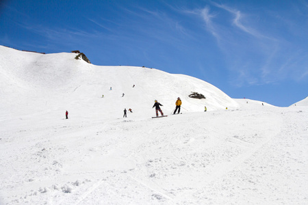 滑雪者会顺着斜坡滑雪胜地图片