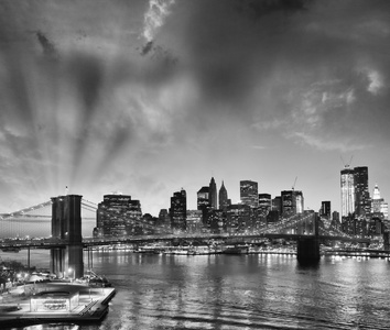 在日落时的曼哈顿和布鲁克林桥的惊人观点