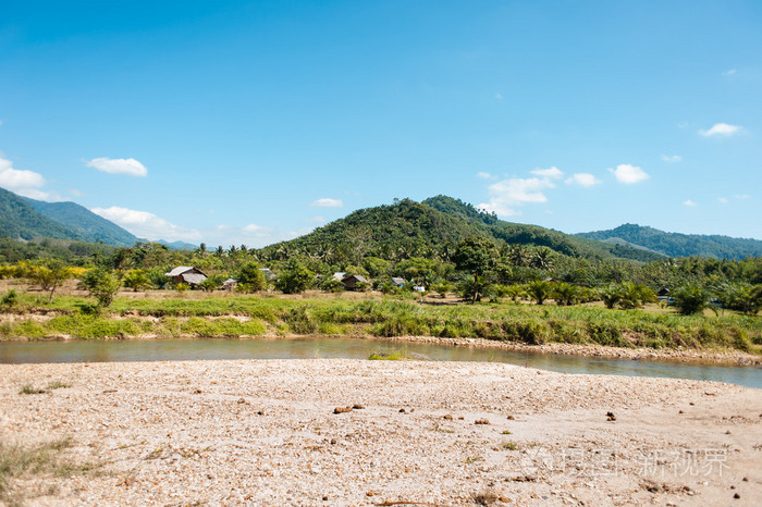 小河 山和沙