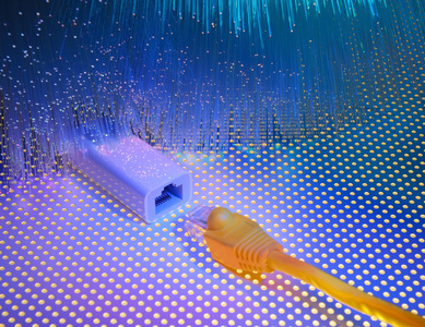 网络电缆和集线器特写与纤维光学背景