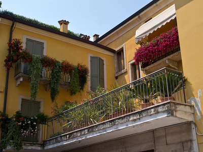 典型的意大利房子阳台与花