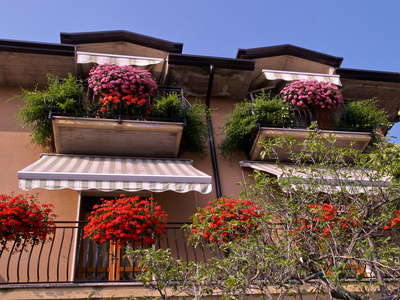 典型的意大利房子阳台与花